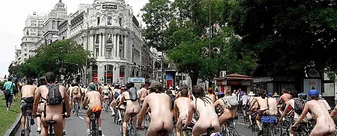 Marcha Ciclonudista, desnudos ante el tráfico