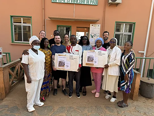 Entregando las incubadoras en Dschang, Camerún.