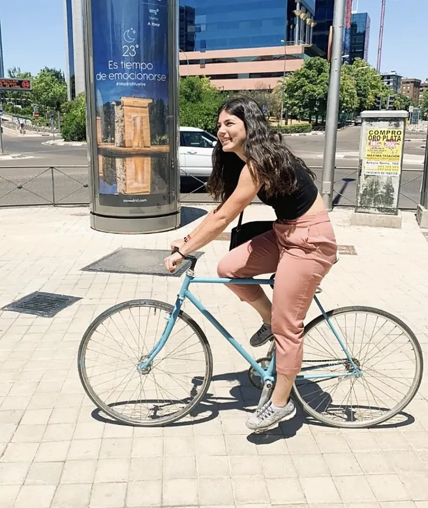 Laura en bicicleta por Madrid.