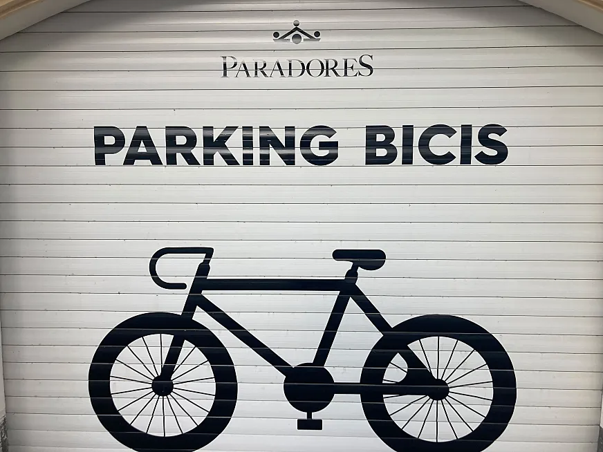 Parking de bicis seguro en el Parador de Ribadeo.