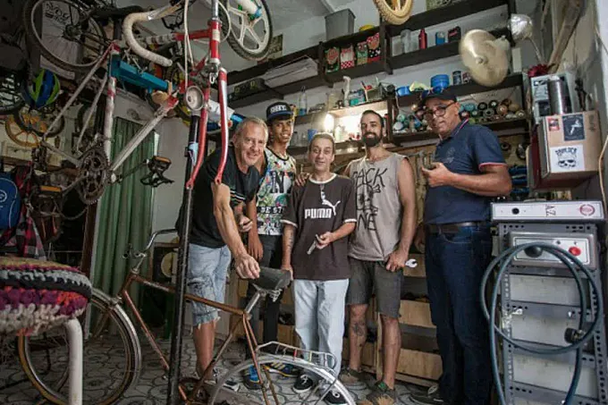 Malaga ayuda a personas sin hogar a través de la bicicleta