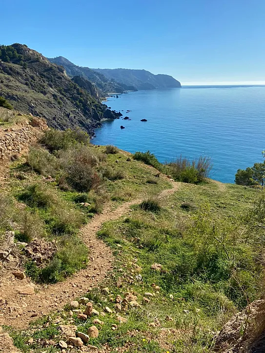 El Paraje Natural Maro Cerro Gordo es uno de los mil sitios a los que puedes llegar pedaleando desde el Parador de Nerja.