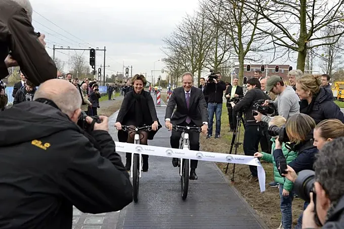 Holanda inaugura Solaroad, el primer carril bici solar
