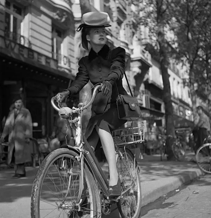 Bajo el sol nazi: André Zucca y sus bicicletas en París