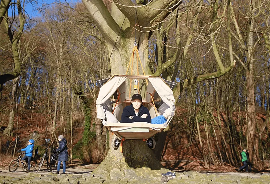 Henry K. Wein, disfrutando de su invento (foto: https://henrywein.wixsite.com/portfolio/2018-tree-trailer).
