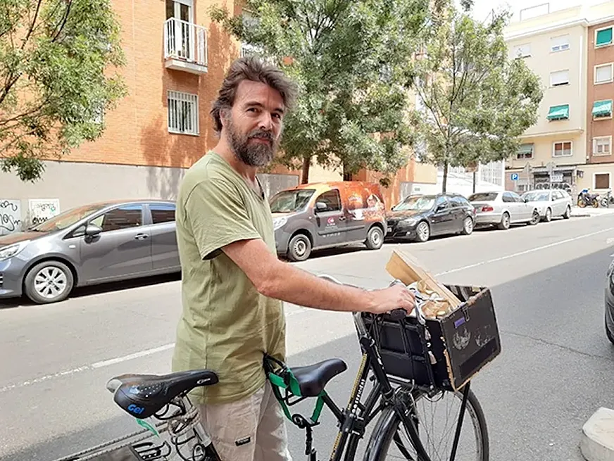 Miguel de Andrés con su bicicleta por Madrid