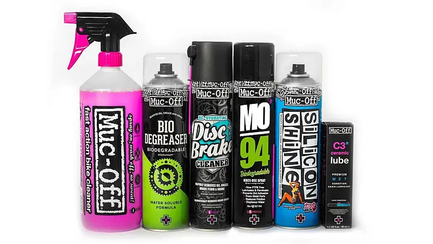 Varios de los productos de Muc-Off.