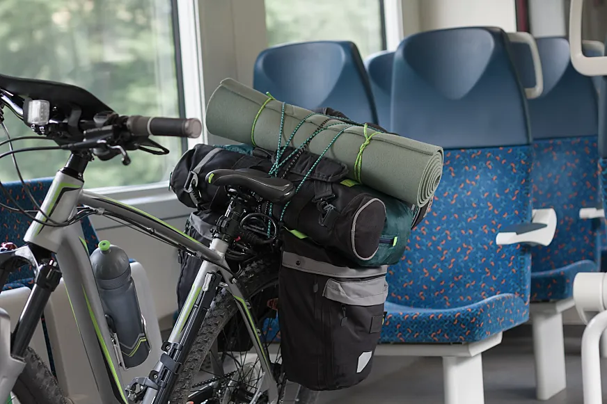 Viajar con tu bici en tren te va a dar muchos quebraderos de cabeza en España.
