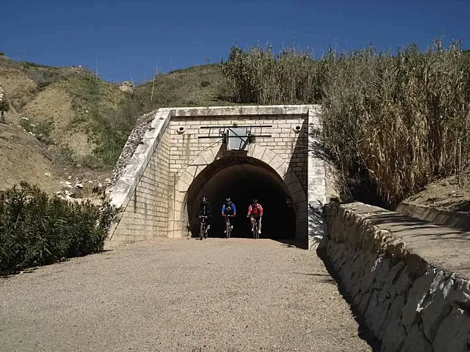 El túnel peatonal y ciclista de Las Tablas… por el que pasan los coches