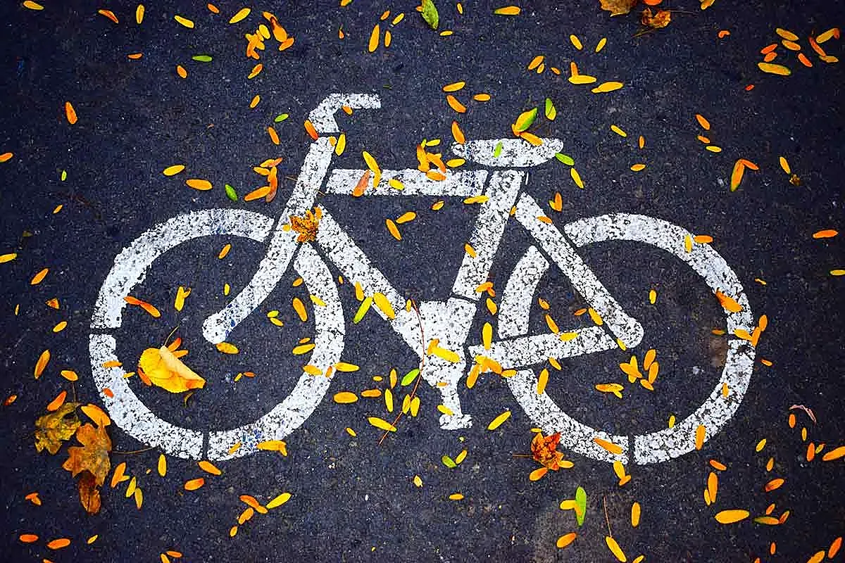 Bici dibujada en el asfalto.