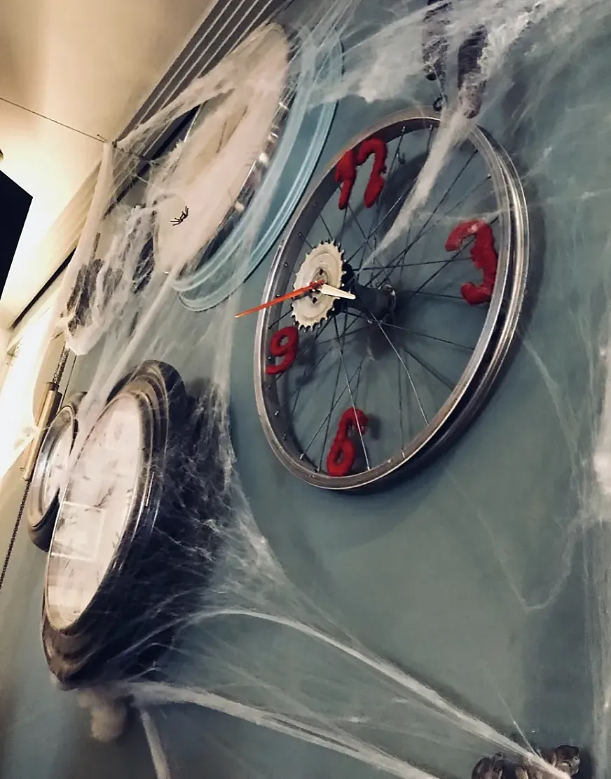 Un reloj hecho con la llanta de una bicicleta. (Foto: Instagram @lalokalabici).