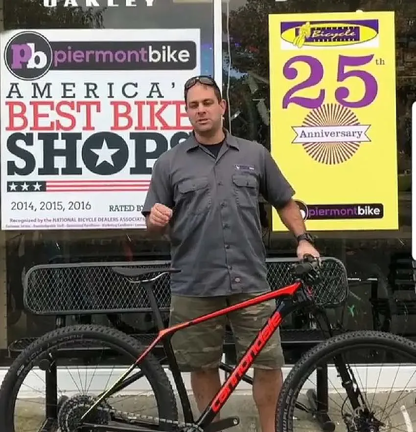 El dueño de la tienda, Jason Barcoff, con a bicicleta recuperada (Foto: Jason Barcoff).