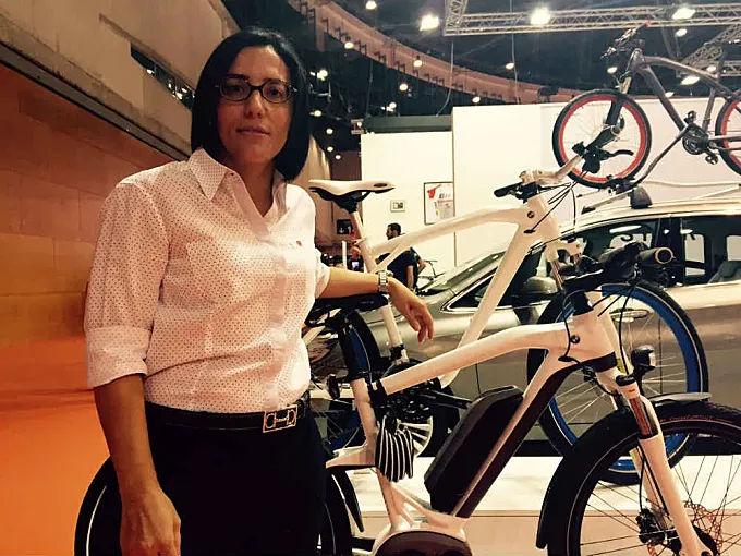 Lourdes Alonso (BMW): “El enfrentamiento entre ciclistas y automovilistas se acabaría con buenas infraestructuras”