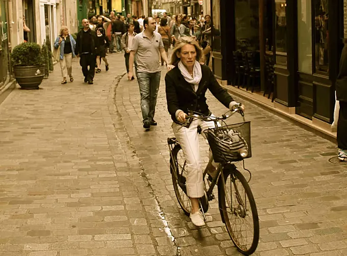 París permitirá a los ciclistas “saltarse” algunos semáforos en rojo