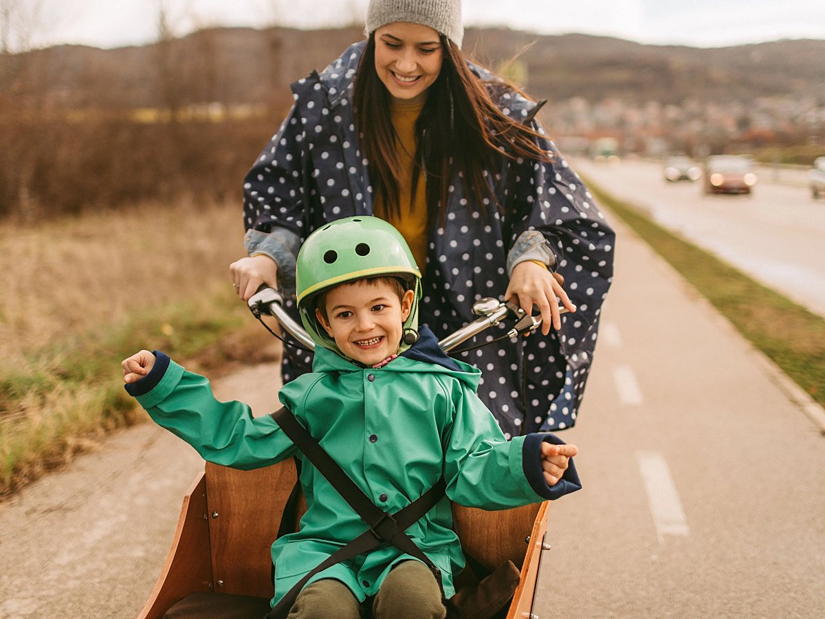 Los remolques para llevar a niños en la bici, también pendientes de la  nueva normativa