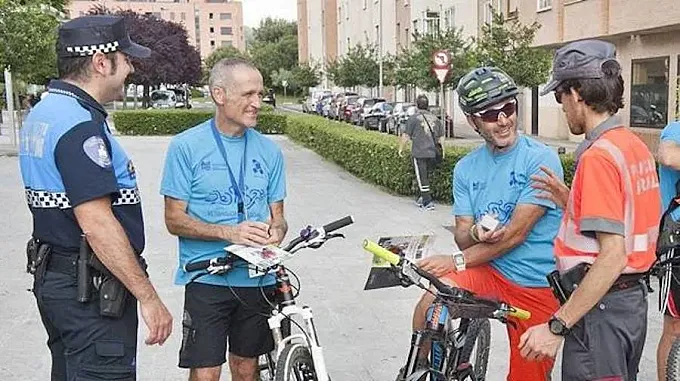Los policías locales de Navarra reparten luces traseras a los ciclistas