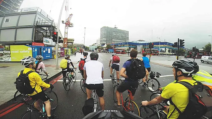 Un estudio sugiere que es mejor que los ciclistas no respeten los semáforos en rojo