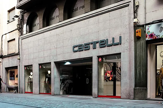 Castelli abre las puertas de su 'súper tienda' en Girona