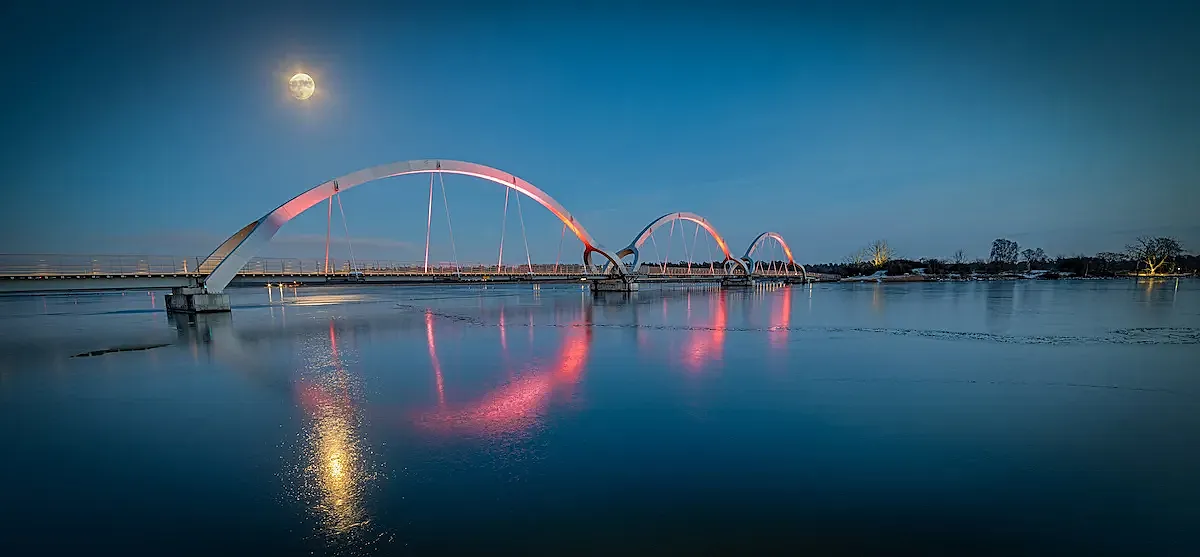 El puente ciclista de Sölvesborg, al caer la noche.