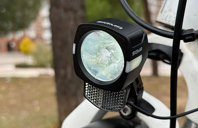 Probamos dos luces muy top para bicicletas eléctricas: SIGMA EOX FL 100 y EOX RL RACK BRAKE