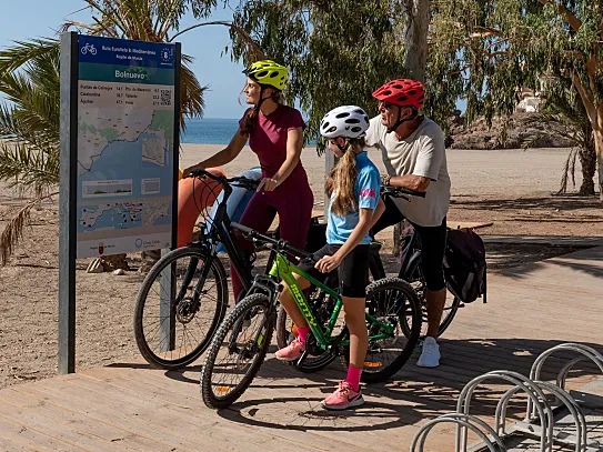 La ruta EuroVelo 8 recorre la Costa Cálida enlazando el Mar Menor con Mazarrón y Águilas.