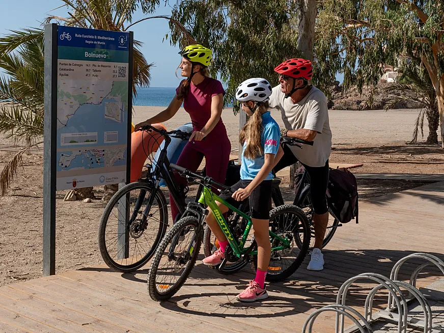 La ruta EuroVelo 8 recorre la Costa Cálida enlazando el Mar Menor con Mazarrón y Águilas.