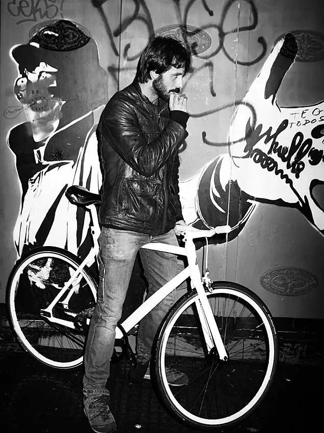 Hugo Silva en bicicleta (foto: Rubén Vega)