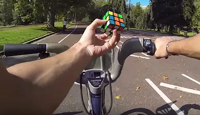 Resuelve el cubo de Rubik en 40 segundos… ¡y en bici!