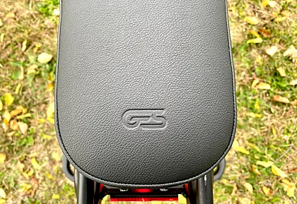 El asiento tiene detalles como el logo de GES en la parte superior.