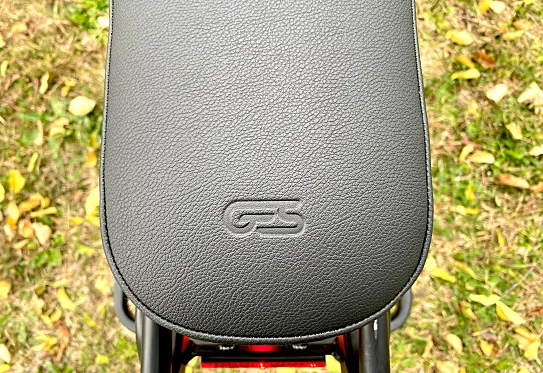 El asiento tiene detalles como el logo de GES en la parte superior.