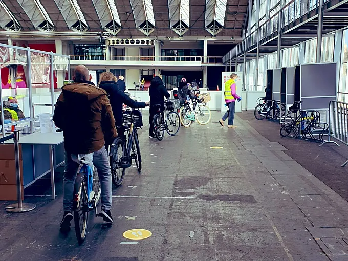 Amsterdam habilita una urna solo para ciclistas en las elecciones generales… ¡y acuden miles de votantes!