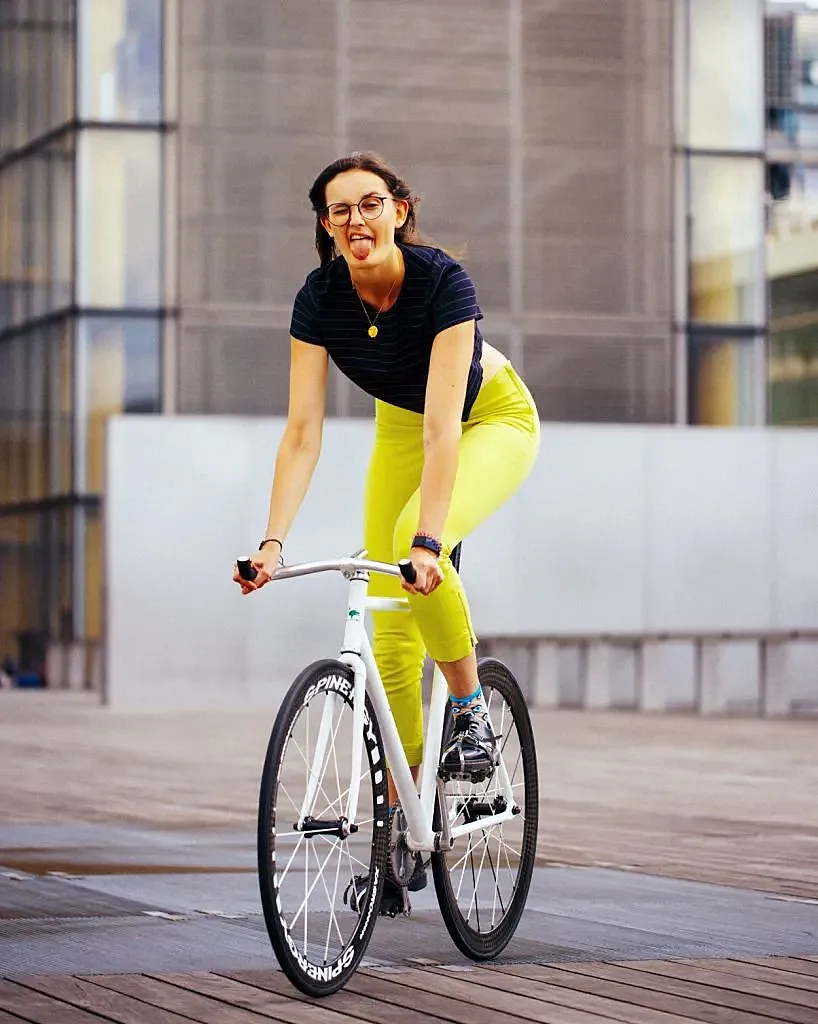 Pauline Perrine, actriz y entusiasta de la bicicleta (foto: Solal Ohayon)