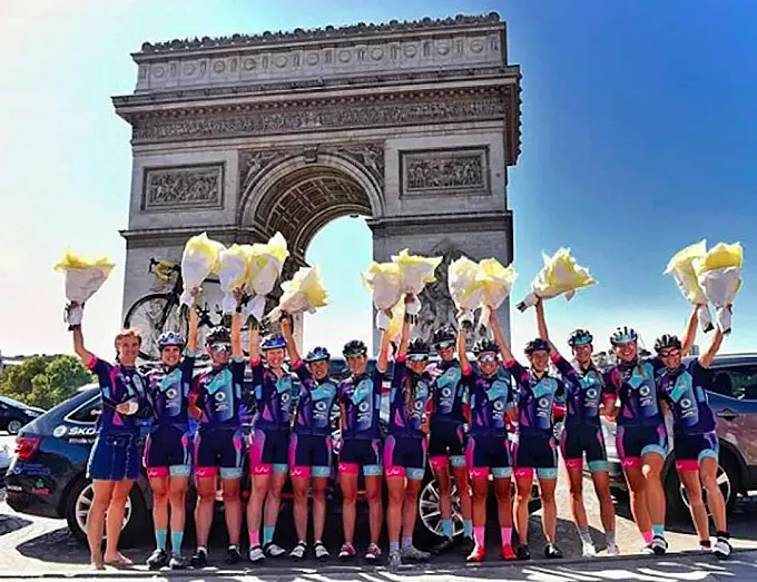Un grupo de mujeres hace el recorrido del Tour para pedir una edición femenina