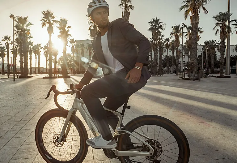 Mondraker e IKKS se alían para fortalecer la relación entre bicicleta y moda urbana