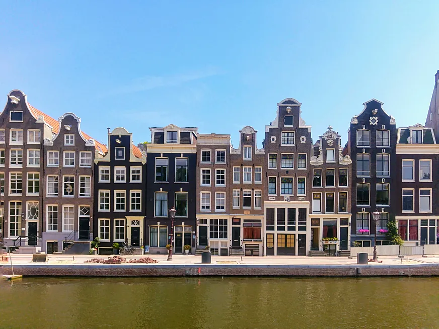 Puedes visitar Ámsterdam sin más, o empaparte de verdad de la ciudad, haciéndolo en bici.