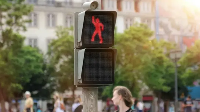 ¿Odias los semáforos en rojo? Espérate a conocer al semáforo bailón
