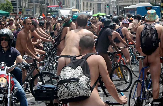 Multan en Nueva Zelanda a un ciclista desnudo y ebrio por no llevar casco