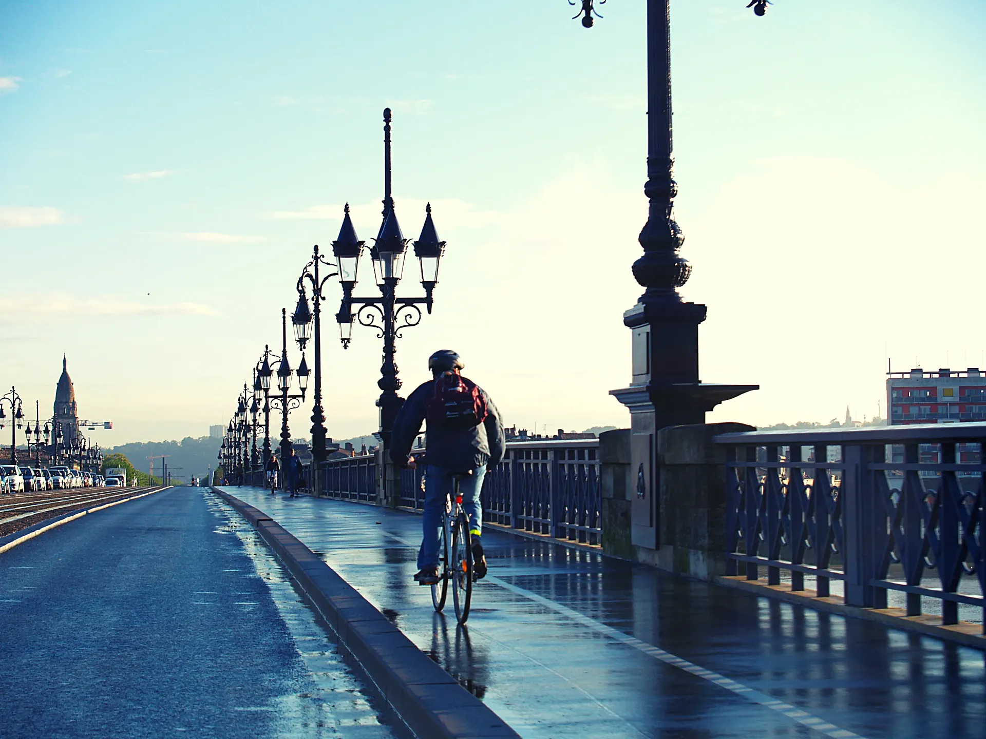 Ciclista pedaleando en Burdeos, Francia.