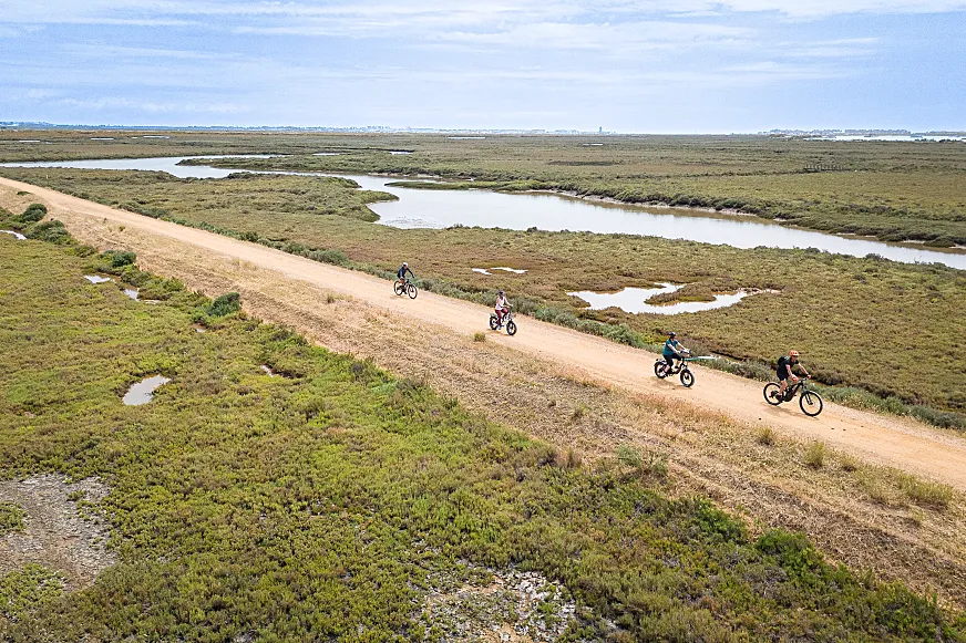 La ubicación tiene conexión directa con rutas cicloturistas como la EuroVelo 1.