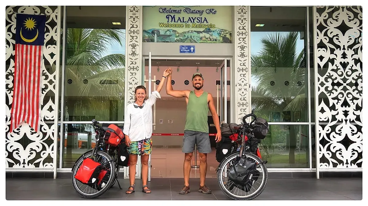 Gema y Mario en la frontera de Malasia