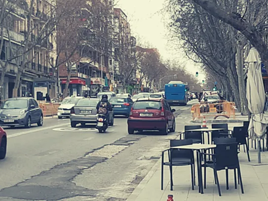 Nuevo uso del espacio peatonal, después de la ampliación de aceras: calle Alcalá (foto: Pedalibre)