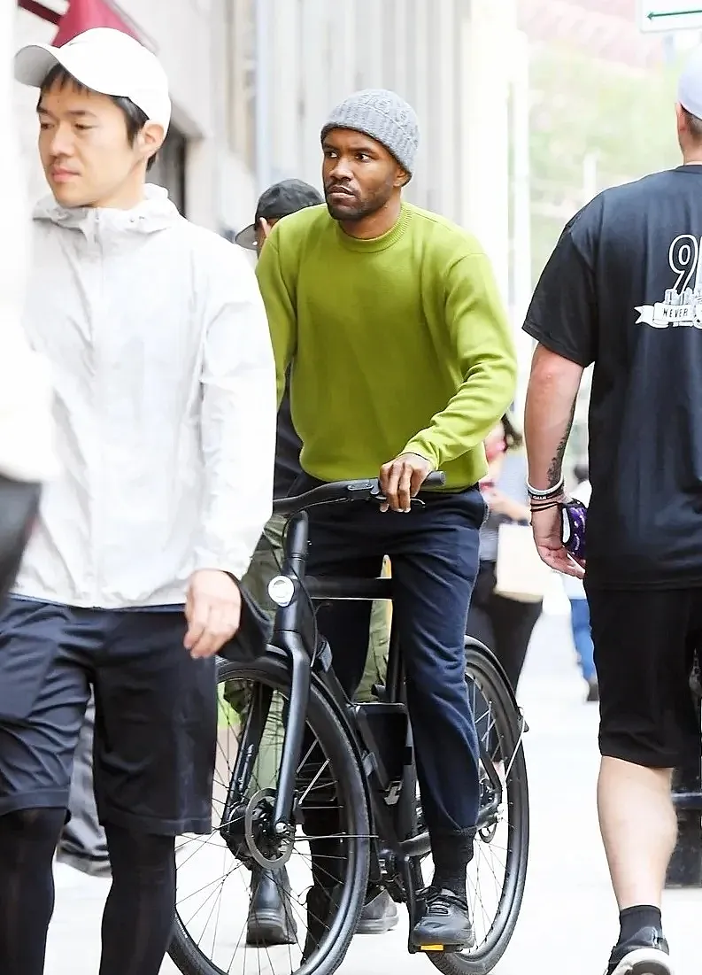 No es raro encontrarse con Frank Ocean en su bici por las calles de Nueva York.