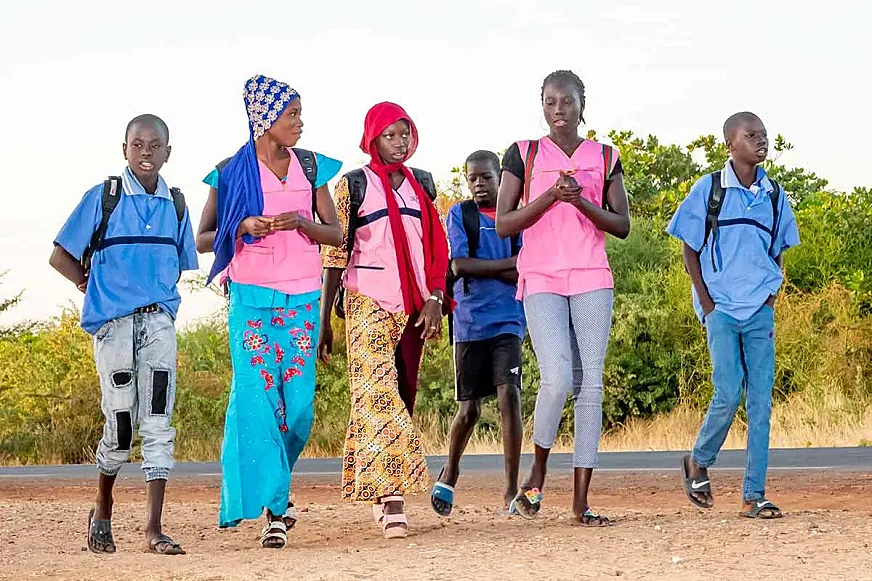 Niños en Senegal volviendo a casa andando.