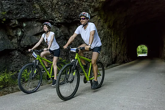 La Vía Verde del Plazaola les encantará a los niños: recorreréis hasta 53 túneles, entre ellos el más largo que puede cruzarse en bicicleta en una Vía Verde europea. ¡Casi tres kilómetros que os permitirán atravesar una montaña pedaleando! (foto: Sergio Padura)