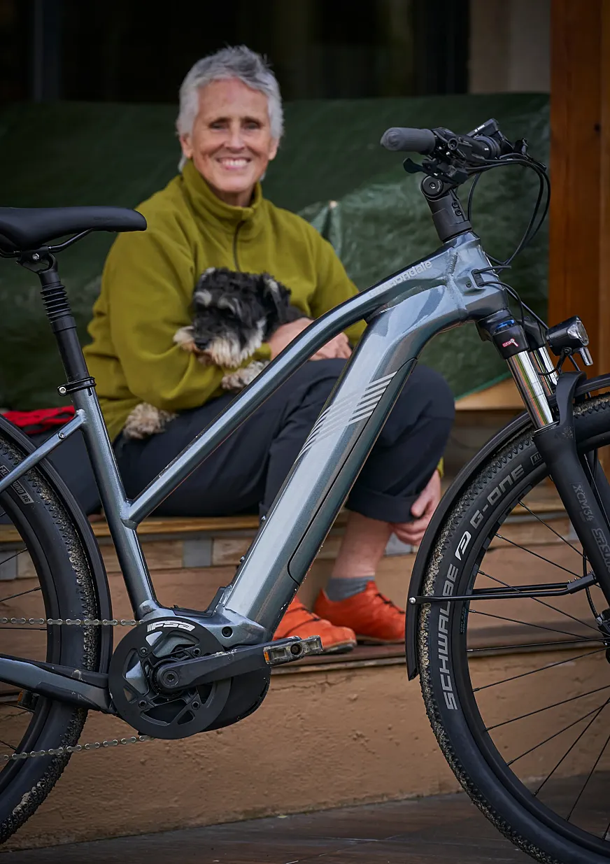 Mercedes Milá, su bicicleta y su perro Scott (foto: César Lloreda.