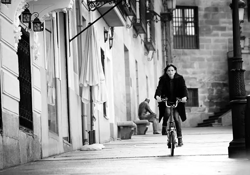 Elena Anaya, en bicicleta por Madrid (foto: Rubén Vega)