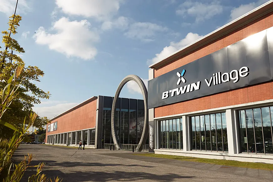BTWIN Village: Circuitos, restaurante, diseño y ocio familiar en un lugar mágico de 3.000m2. El sueño de los amantes de las bicis, con todo lo que puedes imaginar en torno al ciclismo deportivo y urbano. Y no sólo eso, claro: desde un rocódromo infantil hasta pistas para practicar cualquiera de tus aficiones. Así es la concept store que Decathlon ha abierto en Lille.