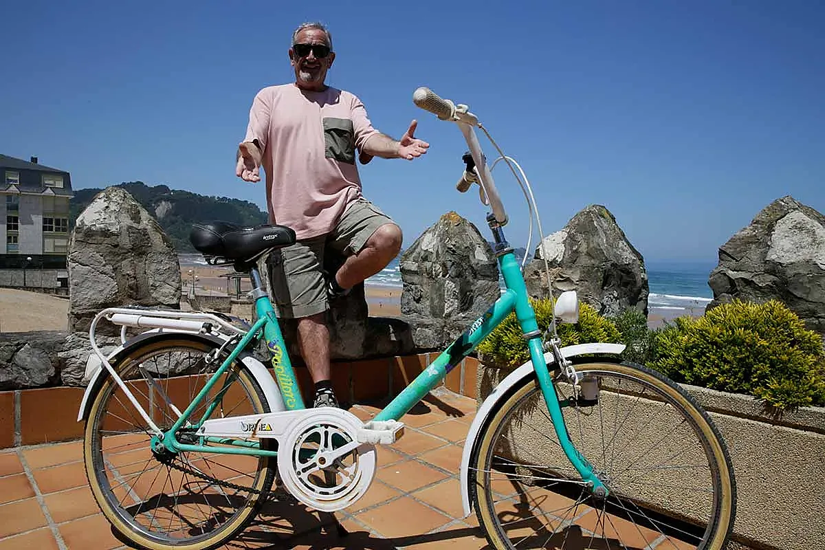 Arguiñano nos muestra una bicicleta (foto: Gorka Arostegui).
