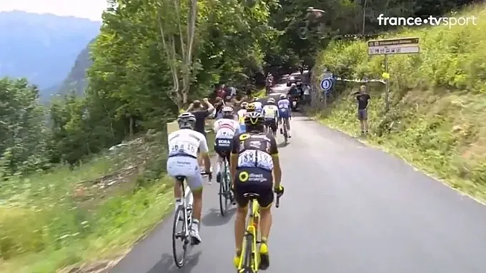 Un espontáneo salta por encima de los ciclistas del Tour de Francia