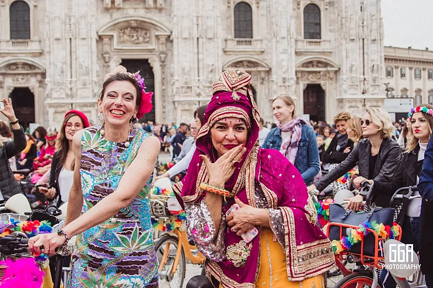 Dos de las participantes de una Fancy Women Bike Ride de Milán.
